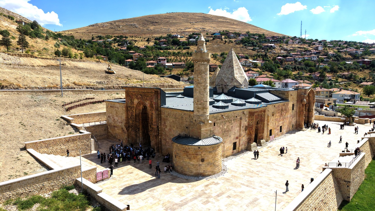 Emekli Mustafa Yıldırım, Sivas Divriği\'deki Ulu Cami\'yi 16 yıldır gönüllü anlatıyor.