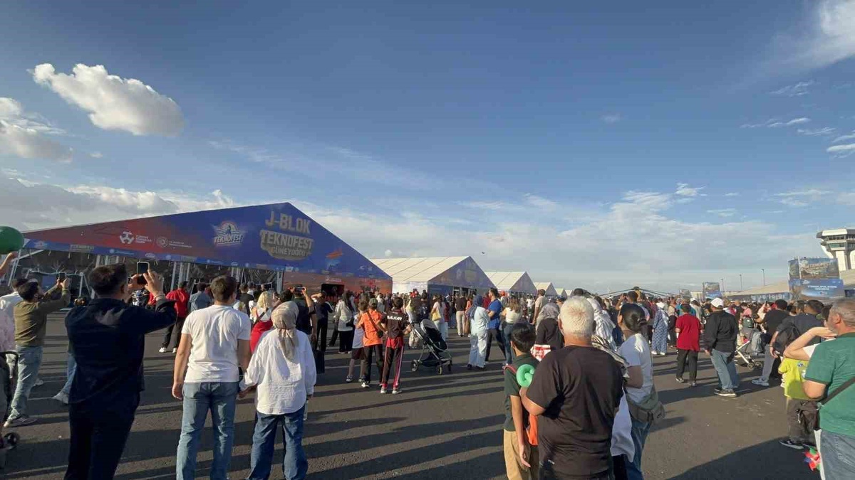 SOLOTÜRK, Şanlıurfa\'da TEKNOFEST\'te ters kalkış ve kobra manevrasıyla nefes kesti