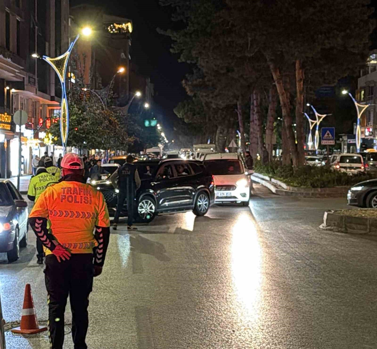 Tatvan\'da Huzur ve Güven denetiminde ekip yaklaşık 500 şahıs, 200 aracı kontrol etti