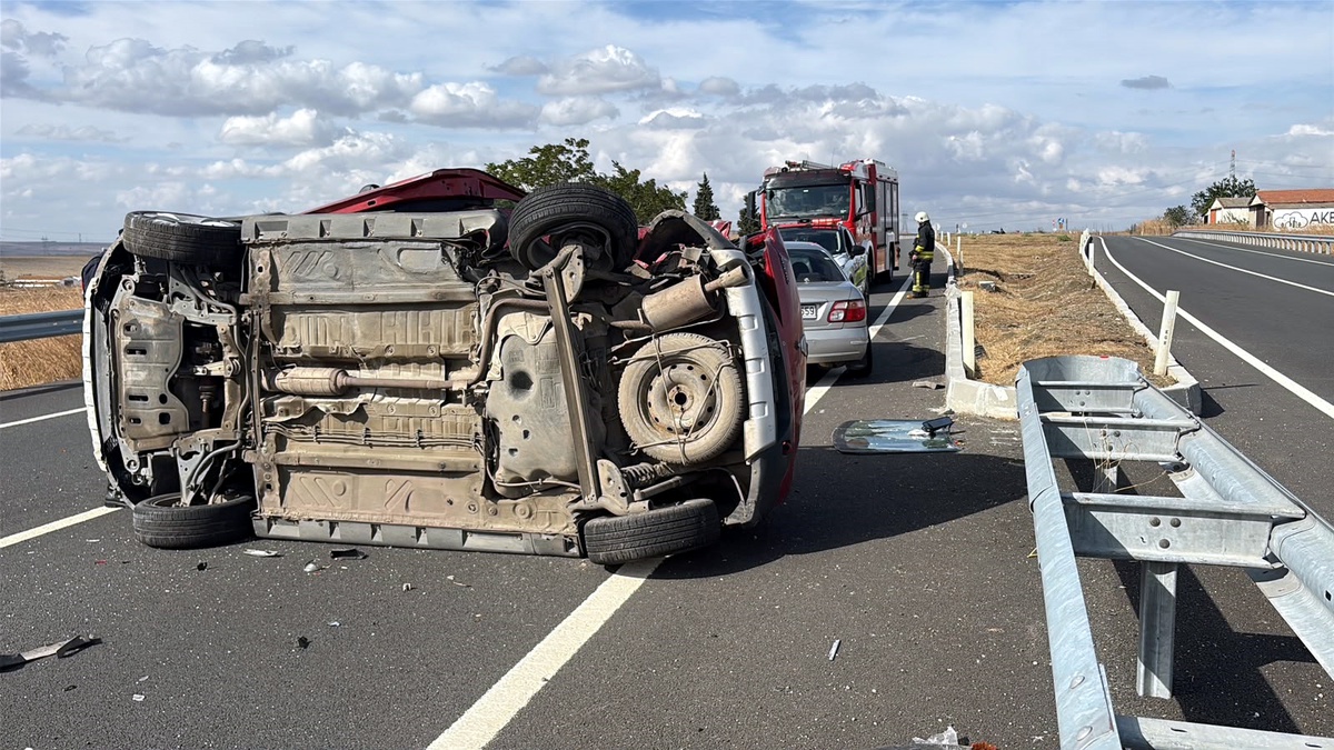 Çorlu\'da refüje çarpan otomobile arkadan gelen araç takla attı, 4 kişi yaralandı