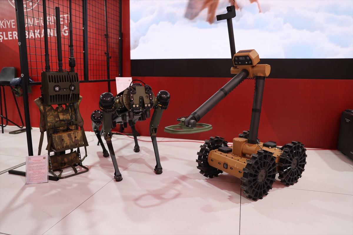 Jandarmanın mayın tespit aracı ve dört bacaklı robotu Şanlıurfa\'da tanıtıldı