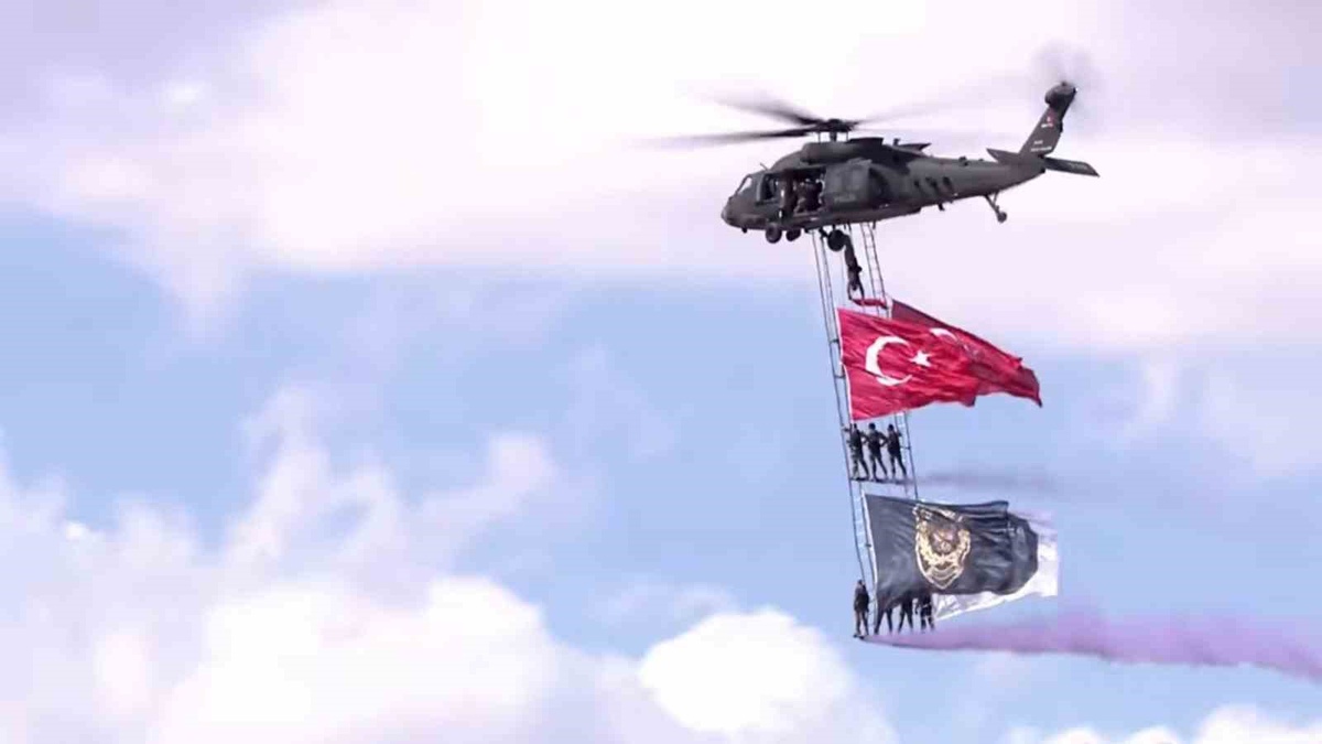 TEKNOFEST Güneydoğu\'da T-70\'le iplere tutunan Özel Harekat polisleri bayrak açtı