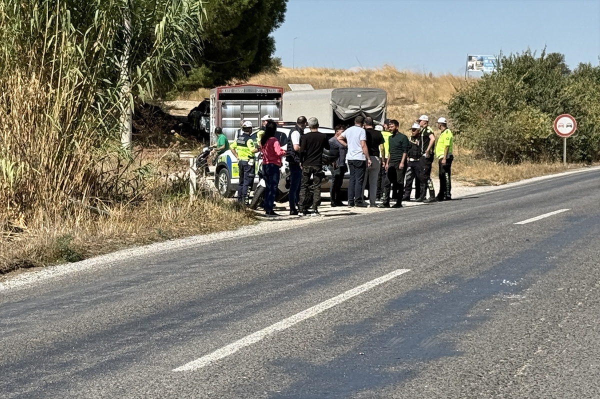 İzmir Tire\'de otomobil şarampole düştü, süt kamyonu dereye devrildi; 2 kişi yaralandı