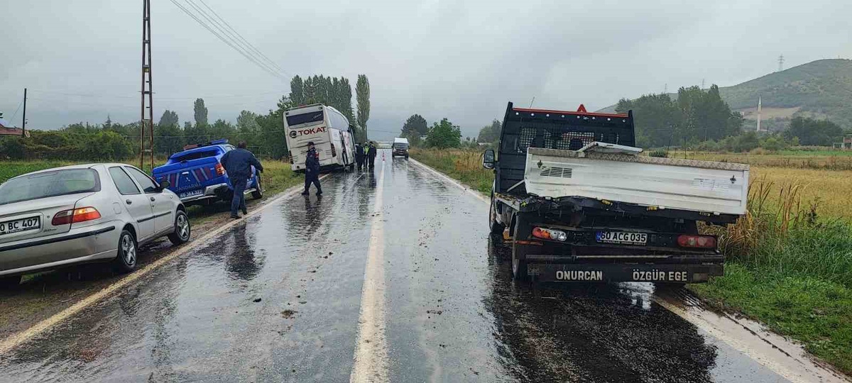 Tokat-Almus yolunda otobüs kamyonete arkadan çarptı, biri ağır 2 kişi yaralandı