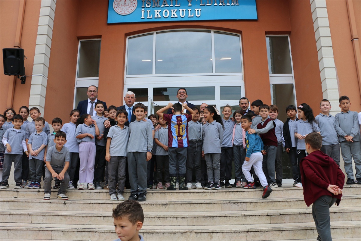 Trabzon Of Kaymakamı Akça, İsmail Yıldırım İlkokulu\'nda öğretmenlere teşekkür etti