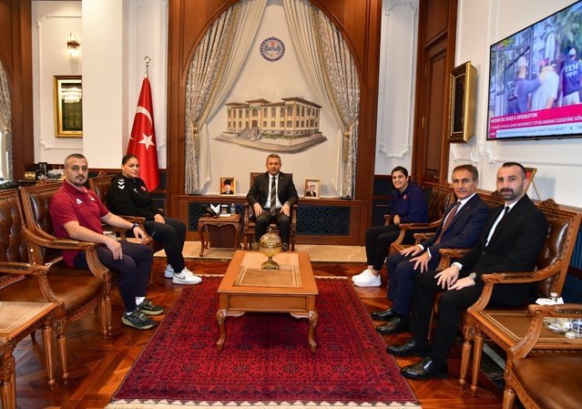 Trabzon Valisi Şahin, Avrupa şampiyonu boksörler Kethüda ve Sürmeneli'yi kabul etti