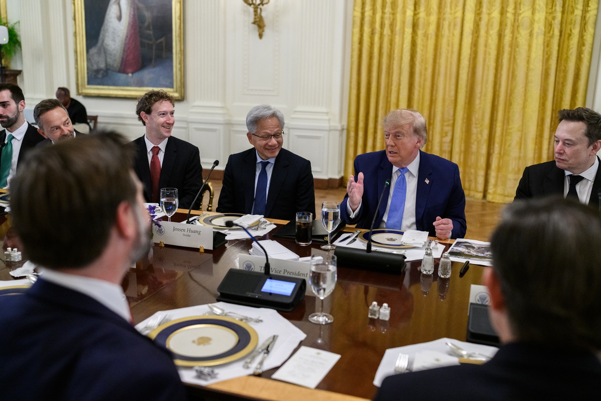 Trump, federal kurumlarda \'yapay zeka\' yerine \'süper zeka\' kararnamesini imzaladı