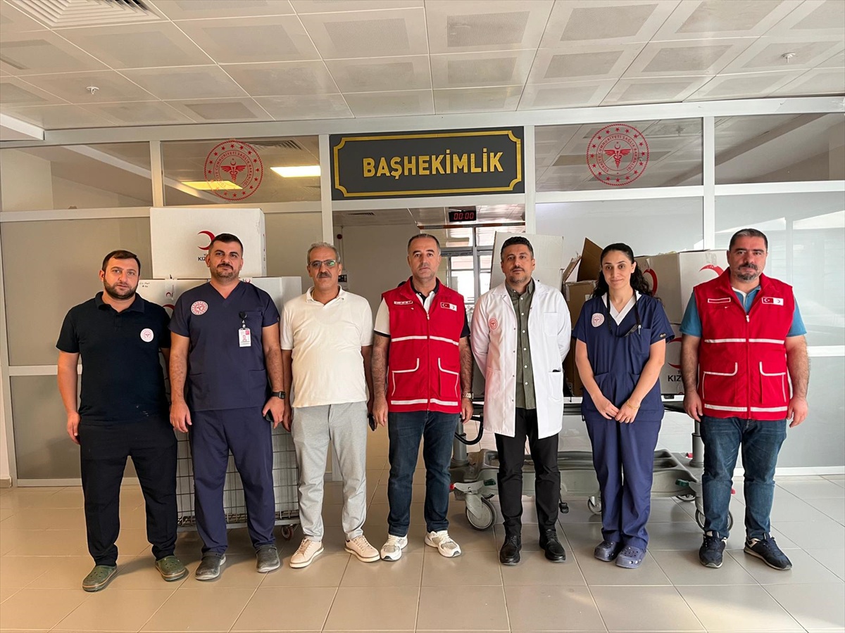 Mardin Eğitim ve Araştırma Hastanesi\'ndeki çocuklara Kızılay\'dan giysi desteği geldi