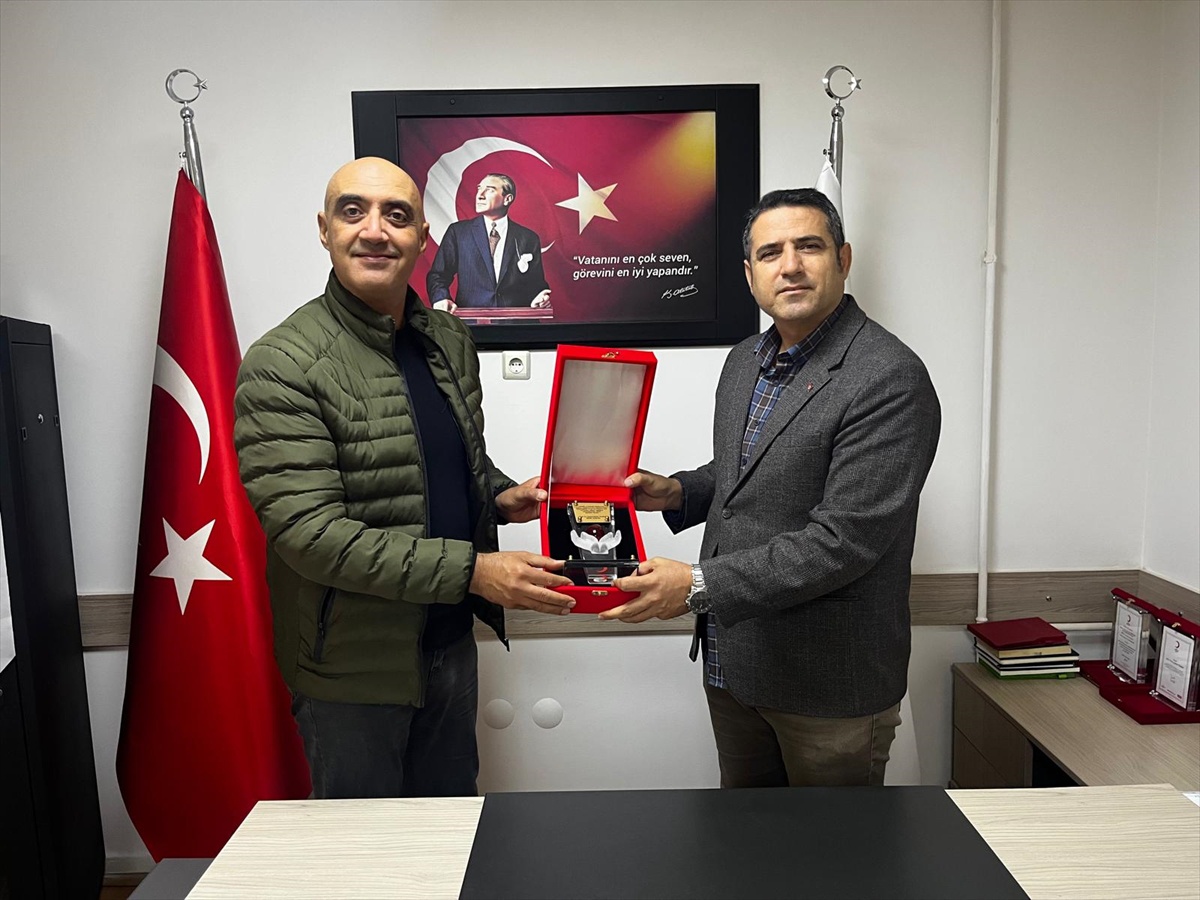 Türk Kızılayı Bilecik Şubesi, 45 kez kan bağışlayan bağışçıyı plaketle onurlandırdı