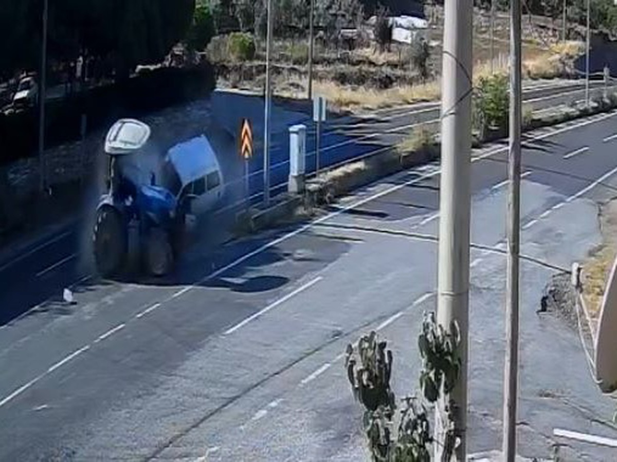 Uşak Eşme\'de otomobil-traktör çarpışmasında 1 kişi yaralandı, kaza anı kameraya yansıdı