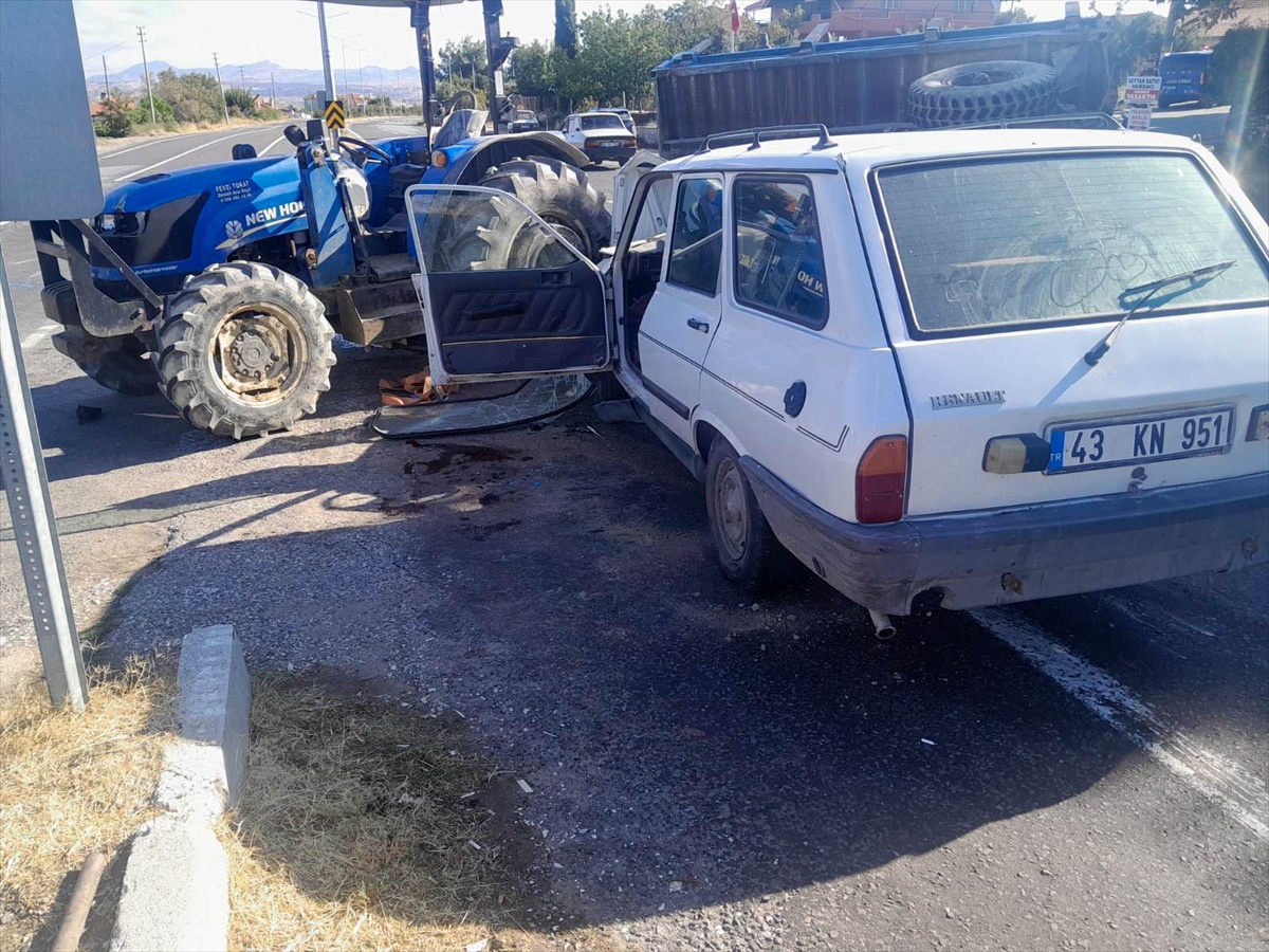 Uşak Eşme\'de otomobil, sola dönen traktöre çarptı; sürücü yaralandı