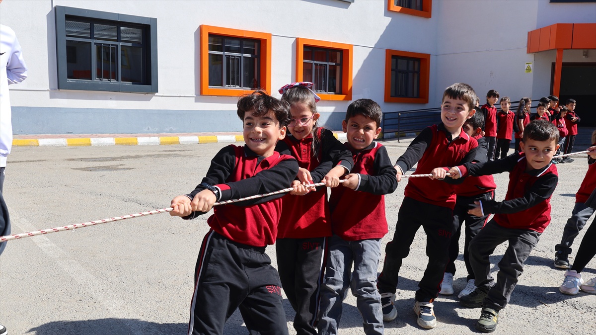 Van\'da çocuklar "Maarifin Kalbinde Oyun" etkinliğinde eğlendi