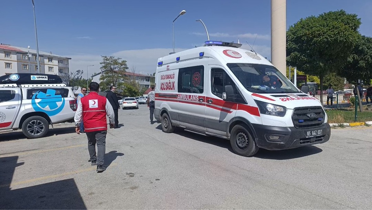 Van Muradiye Devlet Hastanesi\'nde afet tatbikatında hasta tahliyesi uygulandı
