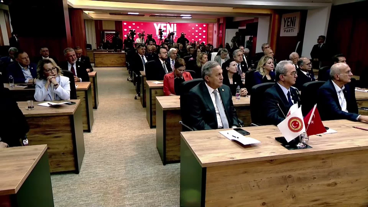 YENİ Parti Milletvekili Çalışma Toplantısı... Özgür Özel: “Asrın soygununu yapanları teker teker atayandan cumhurbaşkanı olmaz”