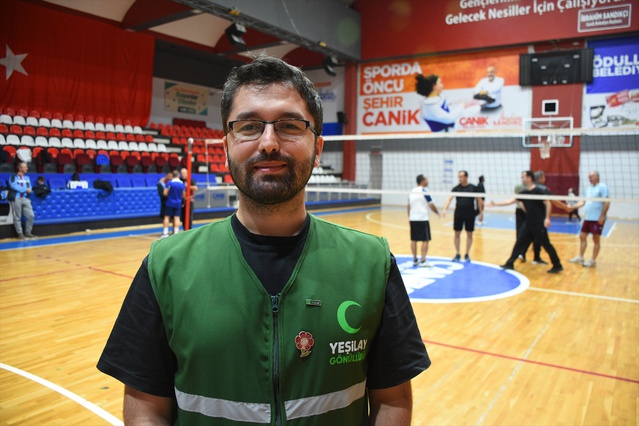 Samsun'da kurum müdürleri Yeşilay öncülüğünde bağımlılığa karşı voleybol oynadı