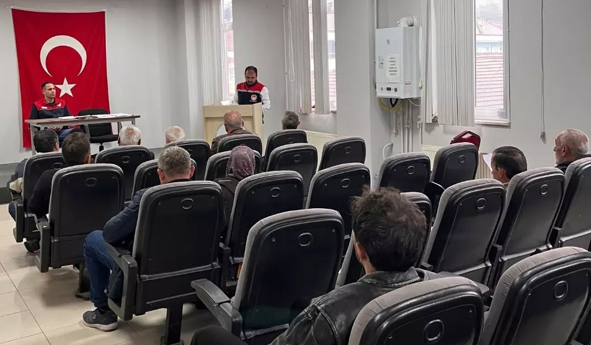 Düzce Yığılca\'da kanatlı yetiştiricilerine yönetmelik bilgilendirmesi yapıldı