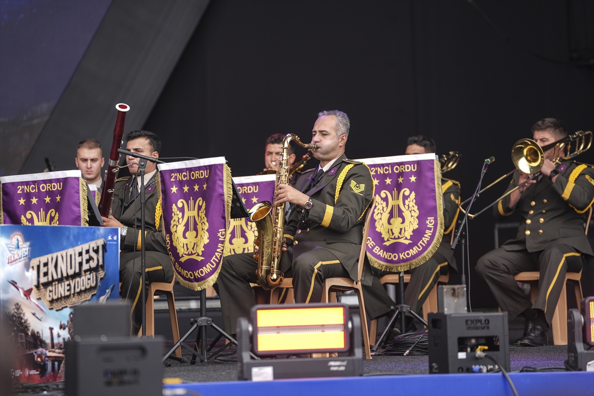 2. Ordu Bölge Komutanlığı Bando Takımı, TEKNOFEST\'te GAP Havalimanı\'nda konser verdi