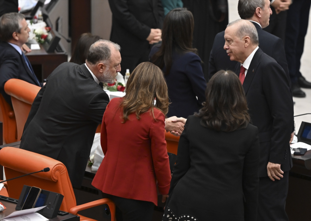 Erdoğan konuşmasını bitirdi, DEM Parti sıralarına y&ouml;neldi! Vekillerle tek tek tokalaştı