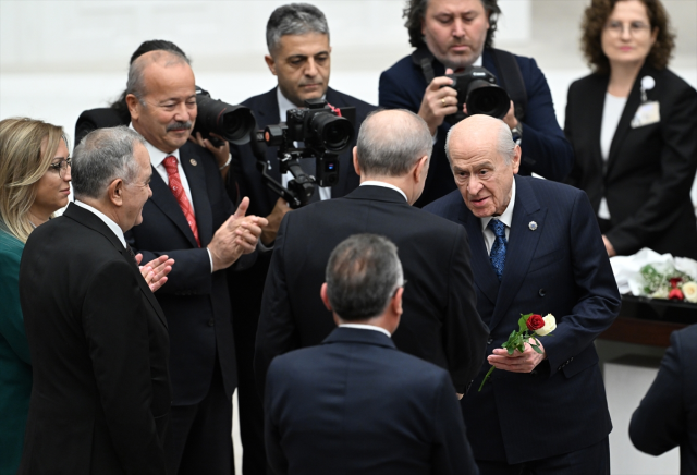 Erdoğan konuşmasını bitirdi, DEM Parti sıralarına y&ouml;neldi! Vekillerle tek tek tokalaştı