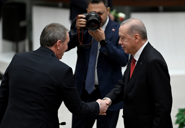 Erdoğan konuşmasını bitirdi, DEM Parti sıralarına y&ouml;neldi! Vekillerle tek tek tokalaştı