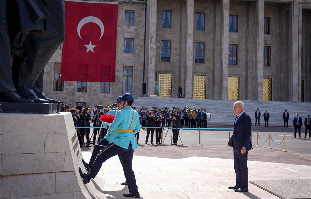 Meclis\'te 28. Dönem 5. Yasama Yılı açılışı için Atatürk Anıtı\'na çelenk bırakıldı