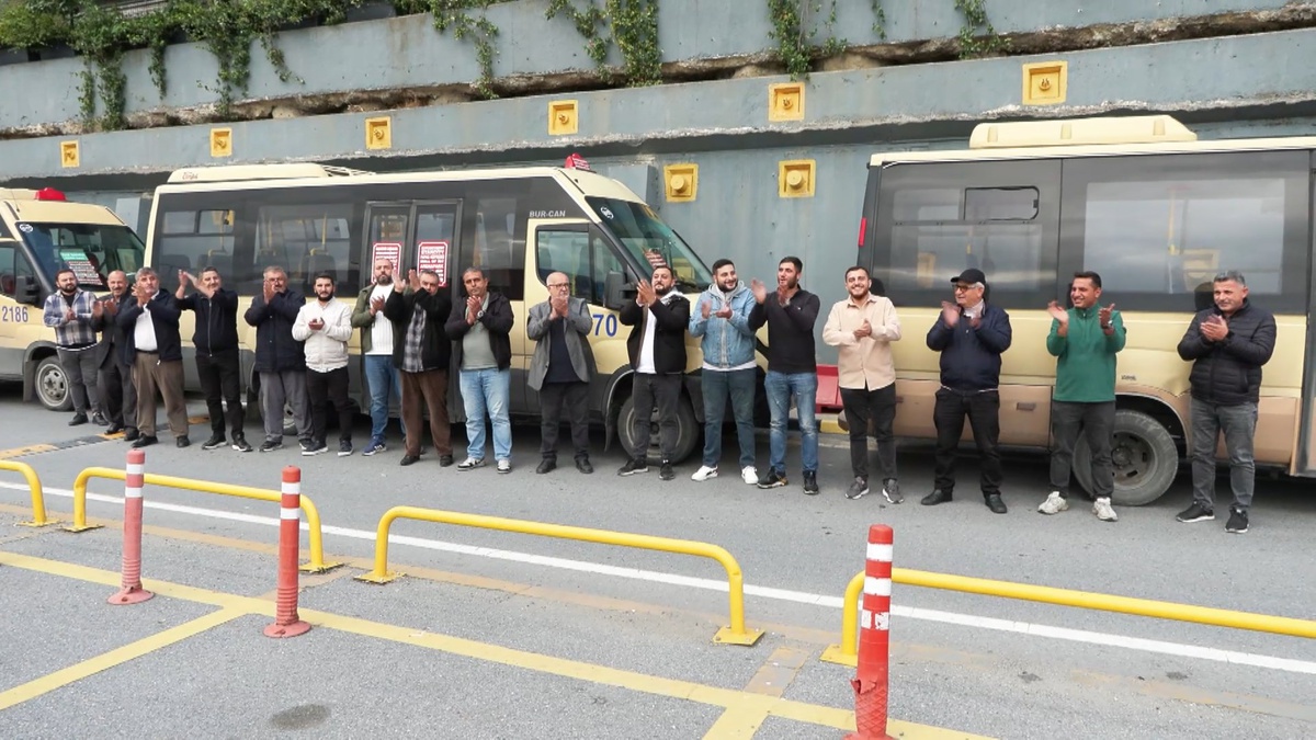 A47 minibüsçüleri İBB önünde kontak kapattı, 31 araçtan 21\'i borç nedeniyle çalışmıyor