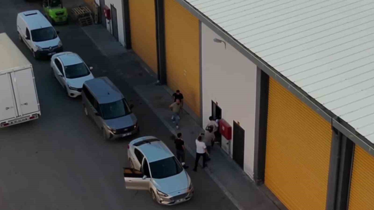 Adana\'da depoya düzenlenen baskında 100 kilogram esrar bulundu, 3 kişi tutuklandı