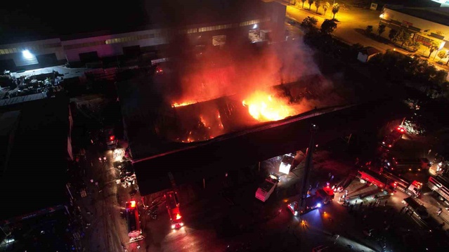 Adana Seyhan'da haldeki yangın 21 iş yerine daha sıçradı, 22 iş yeri küle döndü