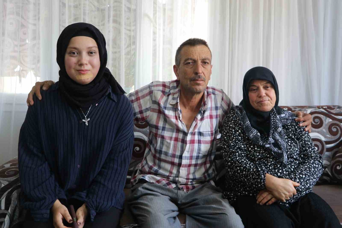 Adana\'da 16 yaşındaki Buse Parlak tükürük bezi kanserini yenerek okuluna döndü