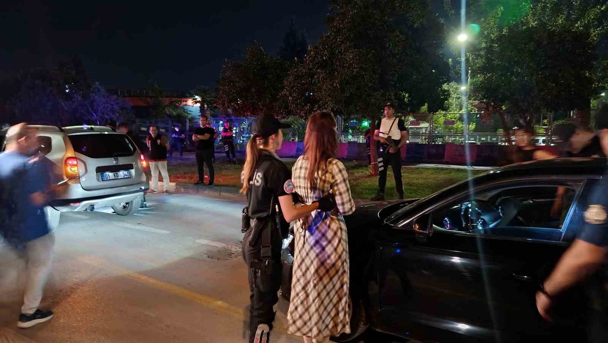 Adana polisi uygulamada aranan 66 şahıs yakaladı, 2 bin 241 ecstasy hap ele geçirdi