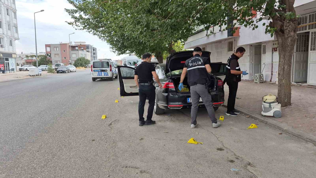 Adıyaman\'da park halindeki otomobil gece saatlerinde silahla kurşunlandı