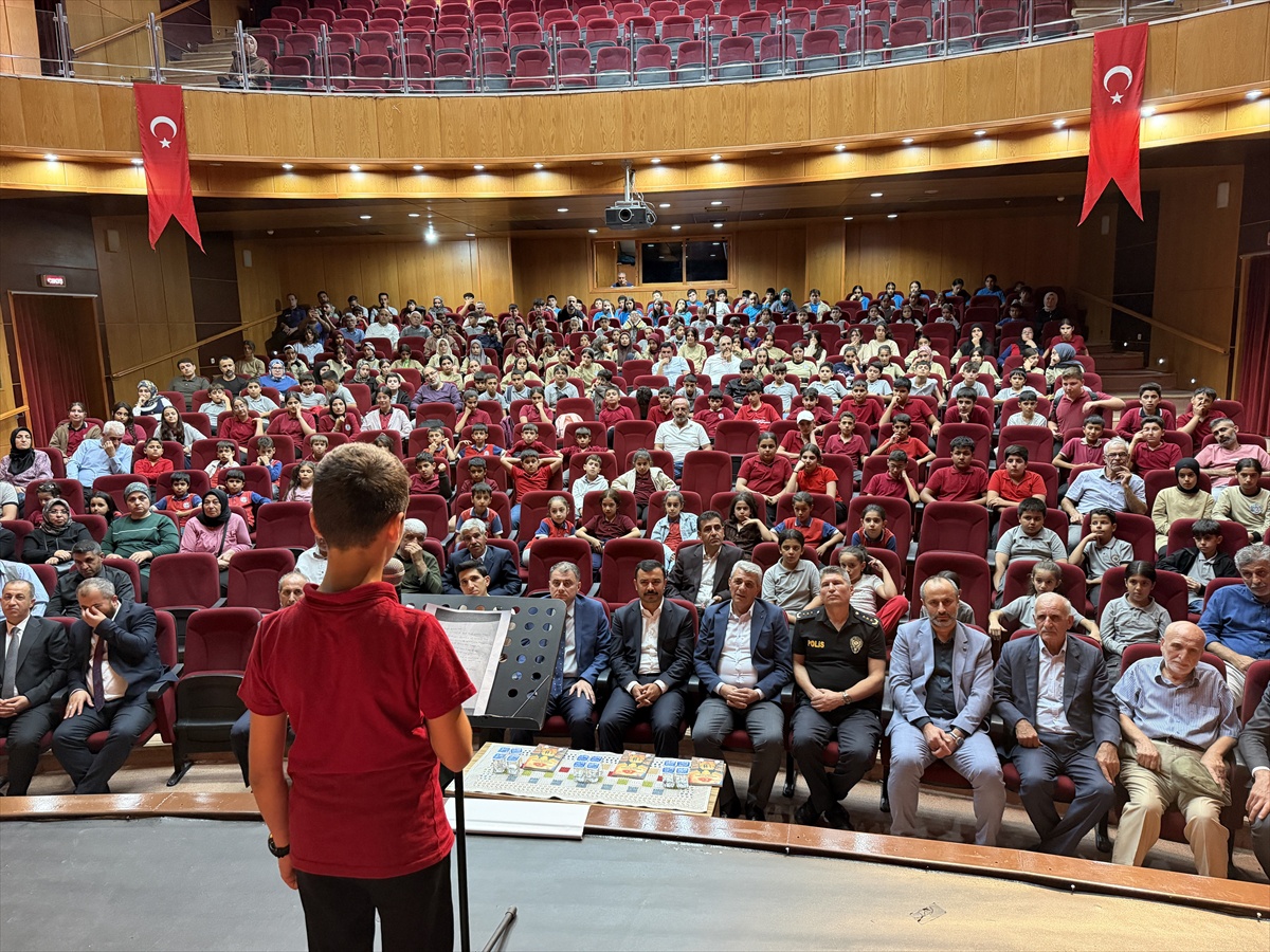 Adıyaman\'da öğrencilerin şehit ailelerine yazdığı mektuplar kitaplaştırıldı