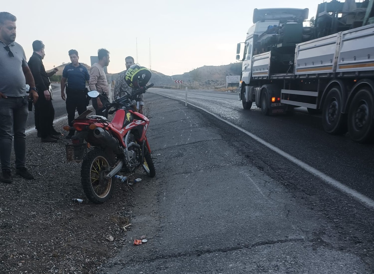Adıyaman Gölbaşı\'nda kontrolden çıkan motosiklet bariyerlere çarptı, sürücü yaralandı