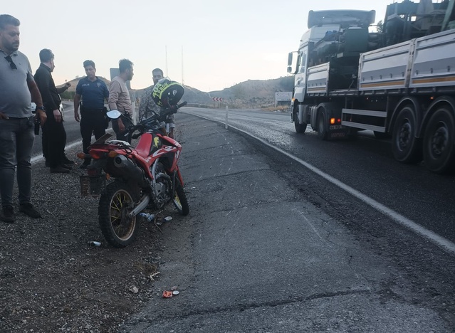 Adıyaman Gölbaşı'nda kontrolden çıkan motosiklet bariyerlere çarptı, sürücü yaralandı