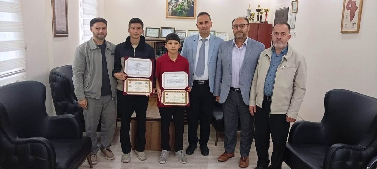 Afyonkarahisar Bolvadin\'de hafızlığını tamamlayan 2 öğrenci icazet belgelerini aldı