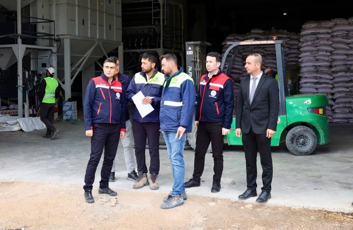 Afyonkarahisar Emirdağ\'da tarım heyeti ayçiçeği ön eleme tesisini inceledi