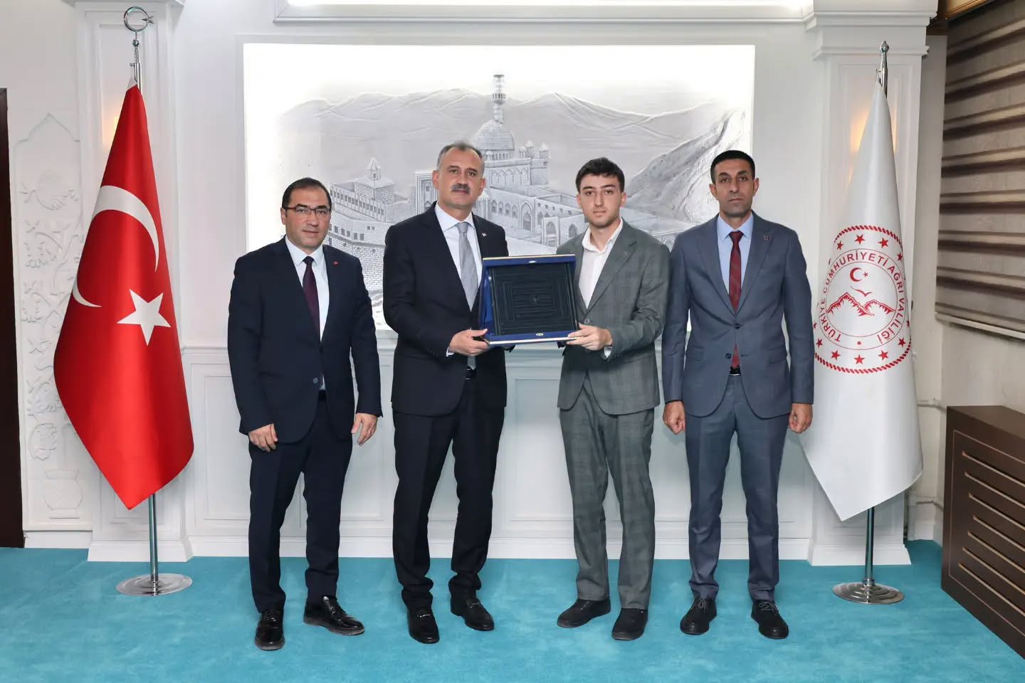 Ağrı Valisi Bozkurt'a Genç Ahiler gönüllüsünden Ahi Sancağı Plaketi takdim edildi