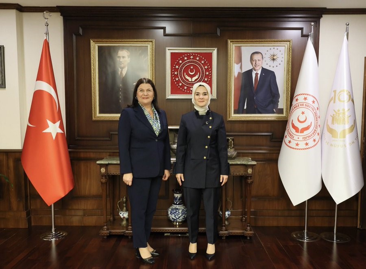 Aile ve Sosyal Hizmetler Bakanı Göktaş, Foça Belediye Başkanı Fıçı ile görüştü