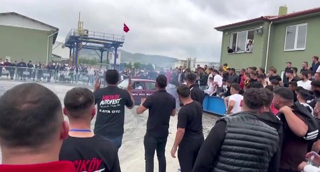 Amasya Gümüşhacıköy'de drift gösterisinde otomobil bariyerlere çarptı, genç yaralandı