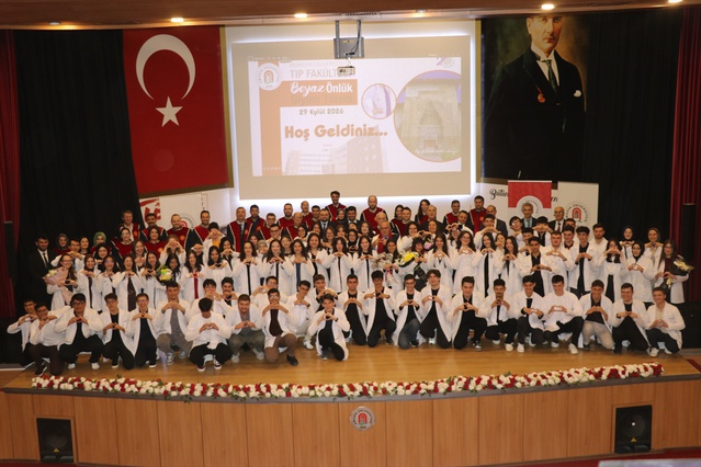Amasya Üniversitesi Tıp Fakültesinde 89 hekim adayına beyaz önlük giydirildi
