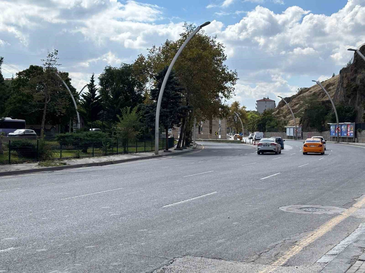 Ankara Keçiören\'de yola geçmeye çalışan bisikletliye otomobil çarptı, ağır yaralandı