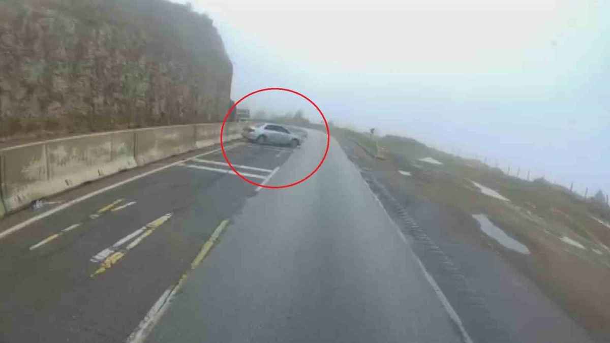 Hatay\'da kontrolden çıkan otomobil refüje çarptı, kaza anı tır kamerasına yansıdı