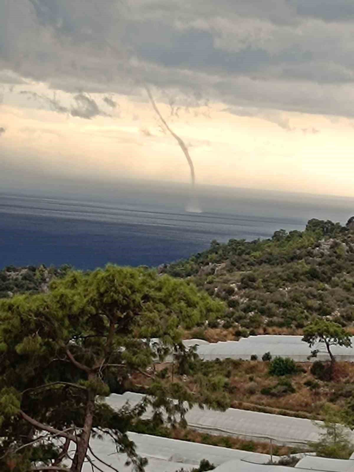 Mavikent açıklarında beliren hortum kıyıya vurdu, Kumluca\'da iki sera hasar gördü