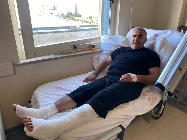 Antalya Manavgat'ta freni boşalan alevli kamyonu bariyerlere süren sürücü yaralandı