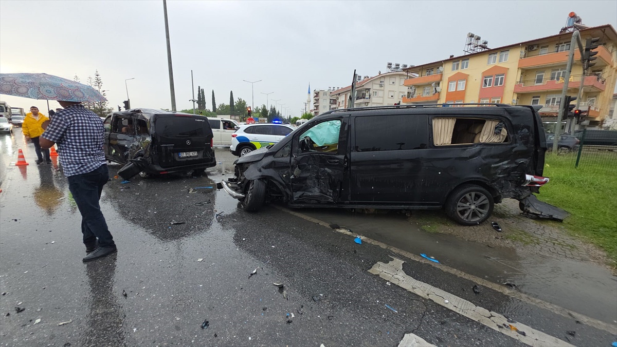 Antalya Manavgat\'ta tırın çarptığı iki minibüste 3 yaralı, sürücü gözaltına alındı