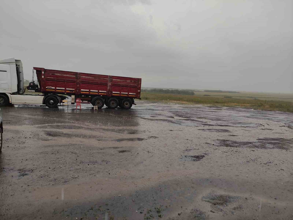 Ardahan\'da sağanak cadde ve sokaklarda su birikintisi oluşturdu, sürücüler zorlandı