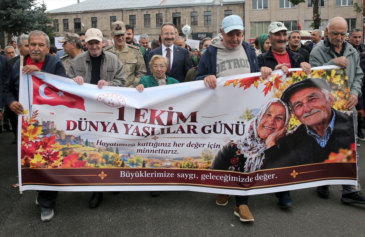 Ardahan\'da Dünya Yaşlılar Günü\'nde yaşlılar Valiliğe yürüdü, Vali Yamlı da katıldı
