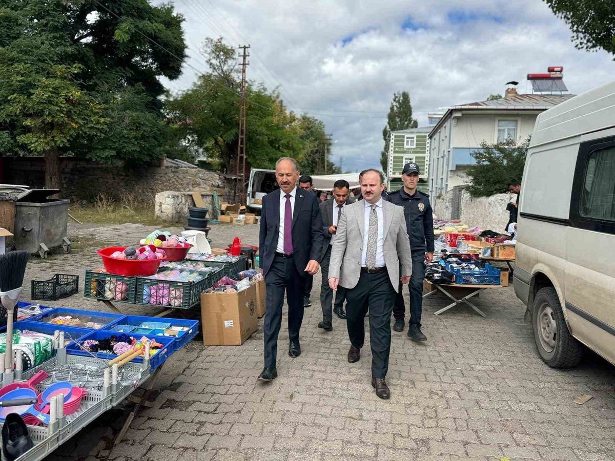 Arpaçay Kaymakamı Güvenç ile Belediye Başkanı Elma ilçe pazarında esnafla buluştu