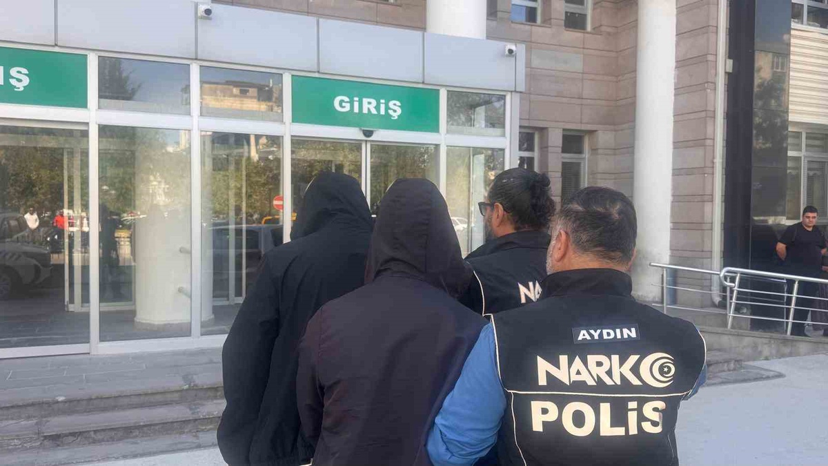 Aydın Kuşadası\'nda 1 kilo 495 gram esrar ele geçirildi, 2 şüpheli tutuklandı