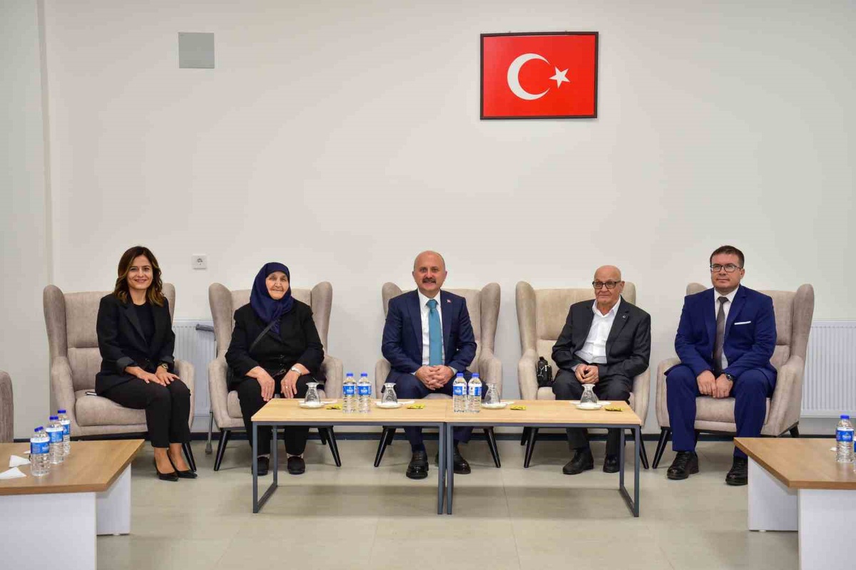 Aydın Valisi Varol, Yaşlılar Günü\'nde huzurevi sakinlerine sağlık ve huzur diledi